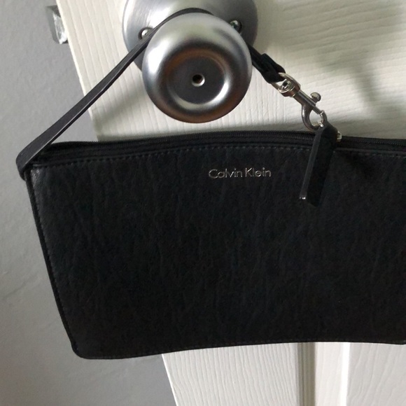 Black and white reversible (yellow) Calvin Klein satchel, like new - Picture 4 of 4